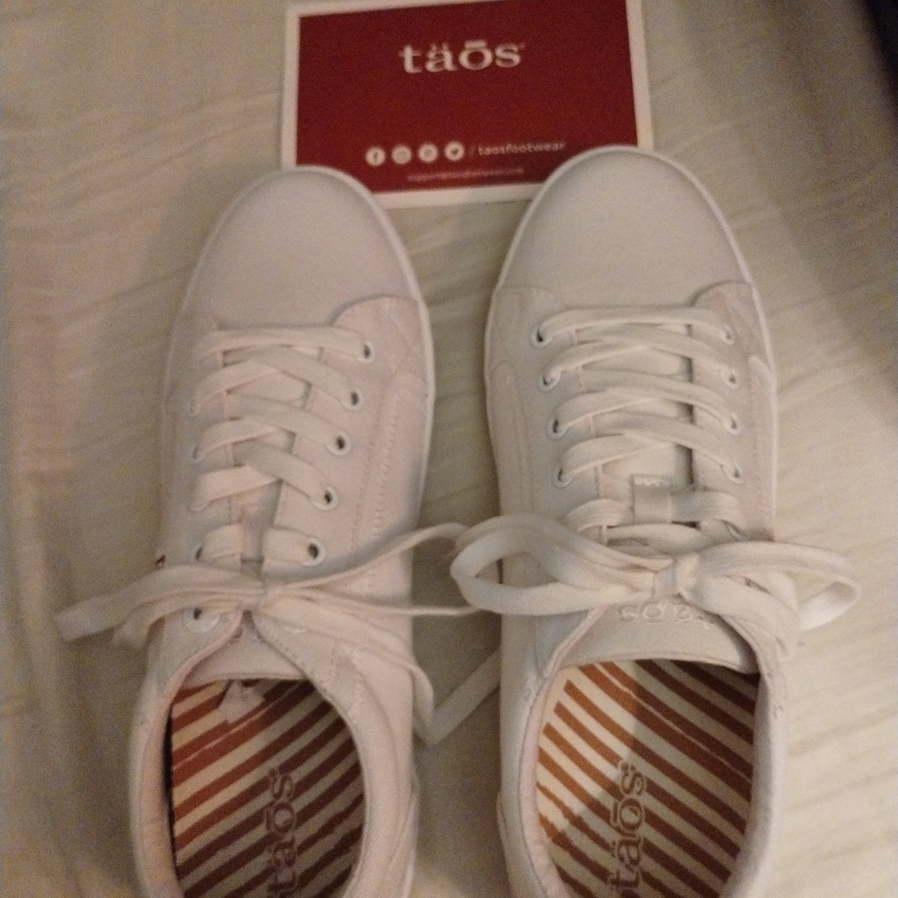 TAOS white canvas tennis shoes